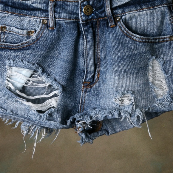 Bullhead High Rise Distressed Shorts Med Wash Sz3. - Picture 3 of 7